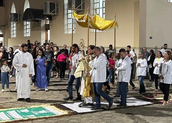 Águia Branca celebra a tradicional procissão de Corpus Christi com tapetes decorativos confeccionados pelas comunidades locais