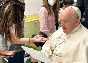 Papa deixa hospital "em melhor forma do que antes", diz médico