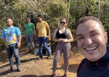 Prefeito Dr. Sidiclei e grupo de pessoas realizam a aventura da trilha da Pedra do Camelo em Pancas