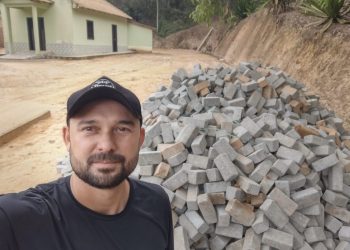 Presidente da Câmara de Vila Valério, Robim Canela relata a chegada do material para calçamento rural de Parajú São Lucas