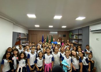 Prefeito Dr. Sidiclei compartilha experiências com estudantes durante visita à Prefeitura de Pancas