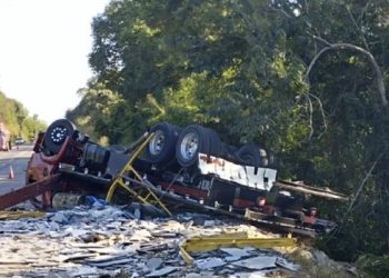 Pedestre morre ao ser atropelado por caminhão carregado com chapas de granito na BR-101, no ES