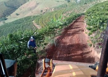 Secretaria de Agricultura de Águia Branca realiza manutenção de carreadores na comunidade de Nova Era