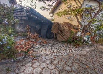 Caminhão desgovernado invade residência após perder freio em Nova Venécia
