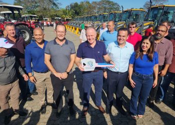 Governo do Estado entrega máquinas e equipamentos agrícolas para 41 municípios