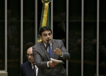 Deputados protocolam PEC que permite derrubada de decisões do STF
