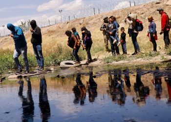 Número recorde de imigrantes segue em direção à fronteira dos EUA