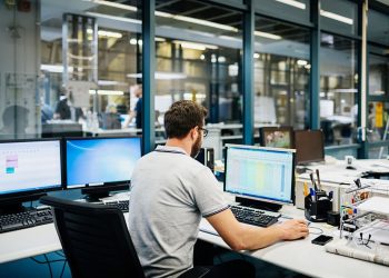 Sentado ou de pé? Qual forma de trabalhar é melhor para a saúde