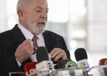 Lula deixa hospital em Brasília após cirurgia