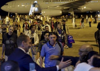 Chega a Brasília primeiro avião trazendo brasileiros de Israel