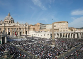 Pessoas transgênero podem ser batizadas como católicos e ser padrinhos
