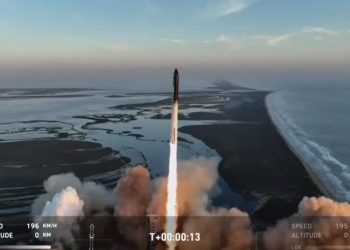 SpaceX lança foguete, mas propulsor explode após separar da Starship