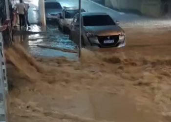 VÍDEOS mostram ruas e comércio alagados durante tempestade em cidades do ES