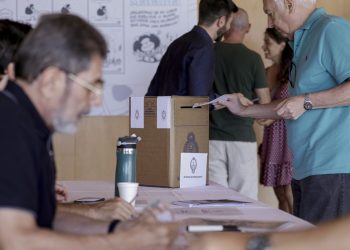 Eleitores argentinos no Brasil votam por defesa da democracia