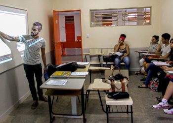 Câmara pode votar nesta terça bolsa para manter jovem no ensino médio