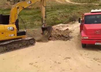 Agricultor fecha estrada, revolta moradores e vira caso de polícia em Nova Venécia