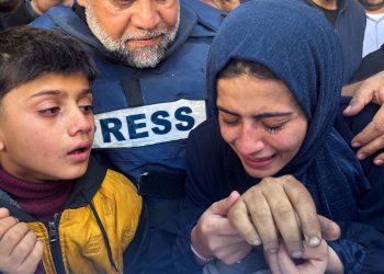 Jornalista que perdeu família em Gaza diz que imprensa virou “alvo”