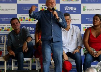 Lula lança pedra fundamental do IFRJ no Complexo do Alemão
