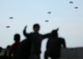 EUA fazem 1º lançamento aéreo de ajuda a Gaza