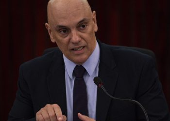 Moraes nega pedido de devolução de passaporte para Bolsonaro