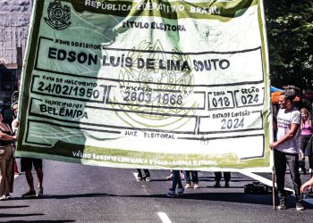 Campanha usa título de eleitor gigante para chamar jovens para votar