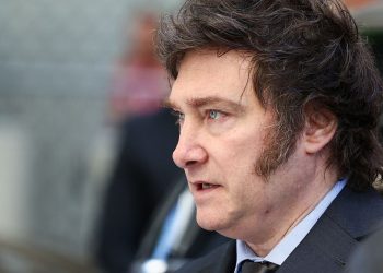 Milei retira do ar sites e perfis de rádios e TV públicas da Argentina