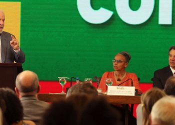 Lula diz que quem apostar em alta de dólar terá prejuízo