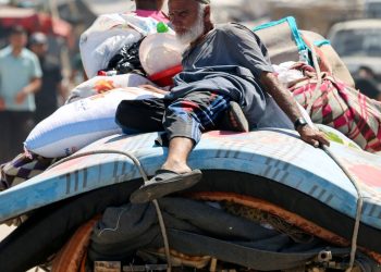 Forças israelenses intensificam bombardeio em Gaza