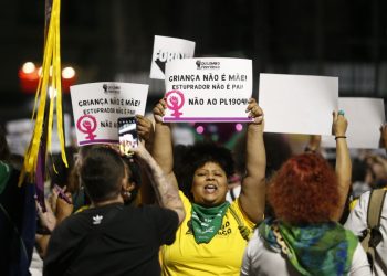 Brasília: mulheres fazem ato contra PL que equipara aborto a homicídio