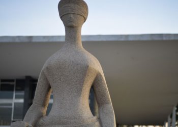 Deputados acionam STF contra terceirização de escolas públicas no PR