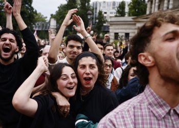 Lideranças parlamentares comemoram vitória da esquerda na França