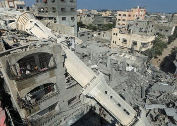 Israel bombardeia centro de Gaza e tanques avançam em Rafah