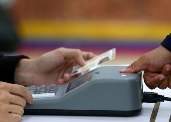 Venezuelanos vão às urnas eleger novo presidente