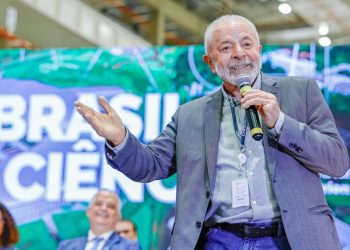 Lula critica governos anteriores por obras paralisadas