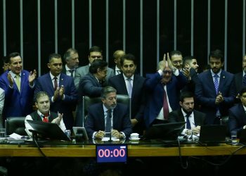 Câmara aprova texto-base da reforma tributária com trava no IVA