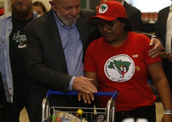 Lula faz reunião com dezenas de movimentos sociais em São Paulo 