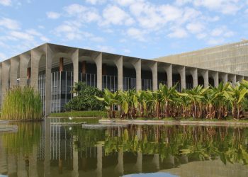 Premiê de Bangladesh cancela viagem ao Brasil após protestos em massa