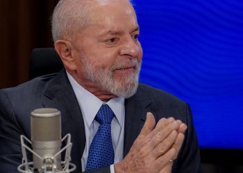 "Não vamos cortar o salário mínimo", reafirma Lula