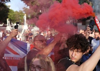 Mais de 100 são detidos na Inglaterra, em protestos anti-imigração