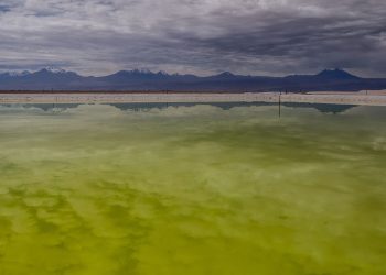 Mineração de lítio afunda lentamente salar do Atacama, diz estudo