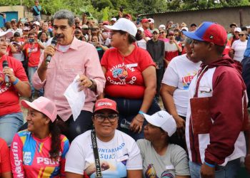 Com reeleição contestada, Maduro faz eleição para comunas na Venezuela