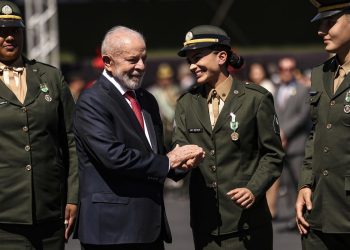 Atletas olímpicos brasileiros são condecorados com medalha do Exército