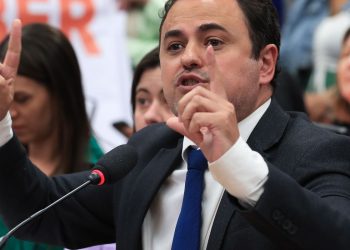 Relatório pede abertura de processo contra deputado Glauber Braga