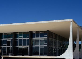 Dino pede documentos que autorizaram pagamento de emendas