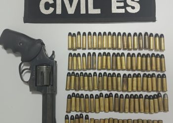 Homem é detido com revólver e mais de 100 munições em Vila Valério