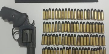 Homem é detido com revólver e mais de 100 munições em Vila Valério