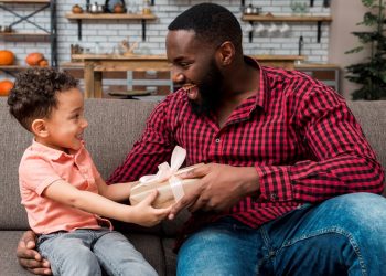 Pesquisa do Procon-ES revela variação de até 434% nos preços de presentes para o Dia dos Pais